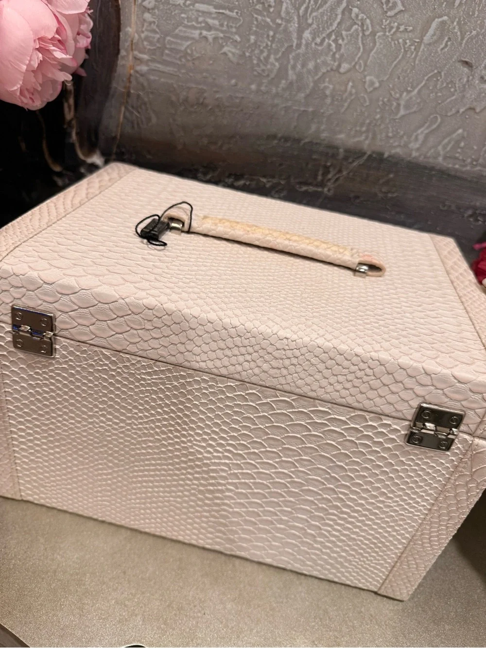 Premium Cream Jewelry Organizer Box with Faux Snakeskin Texture